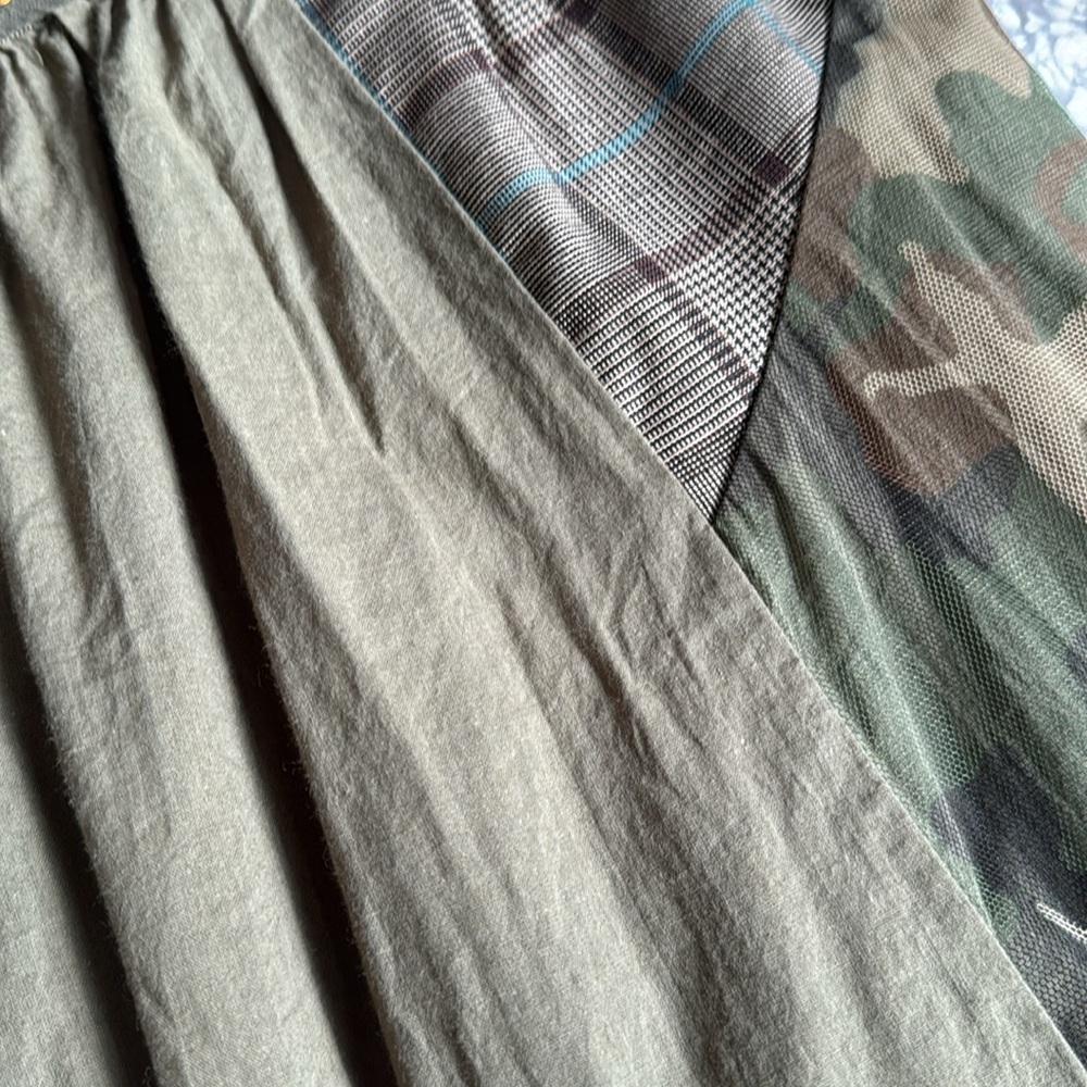 V Cristina camouflage  sleeveless shirt Medium - Picture 11 of 12